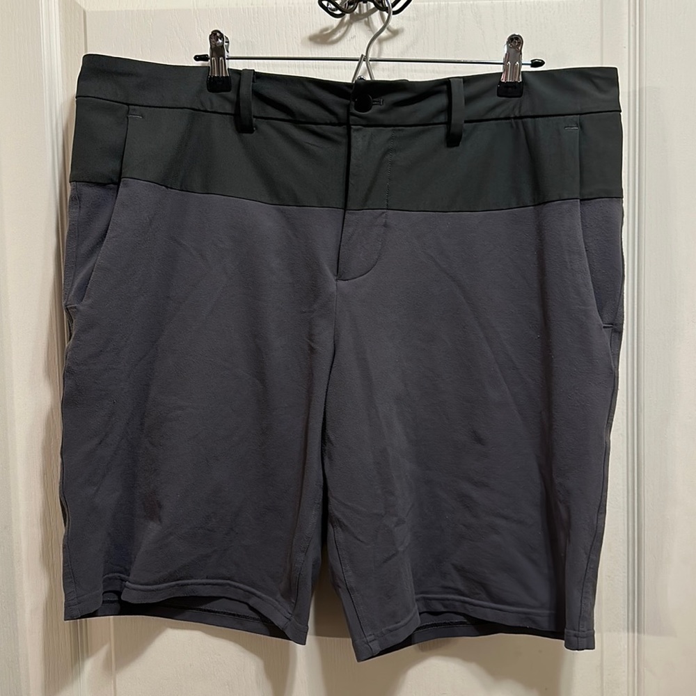 Men’s Gray & Black LuLulemon Short - Sz 40